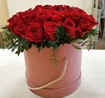 Розы в шляпной коробке, 51 роза, Эквадор, 60см, красные